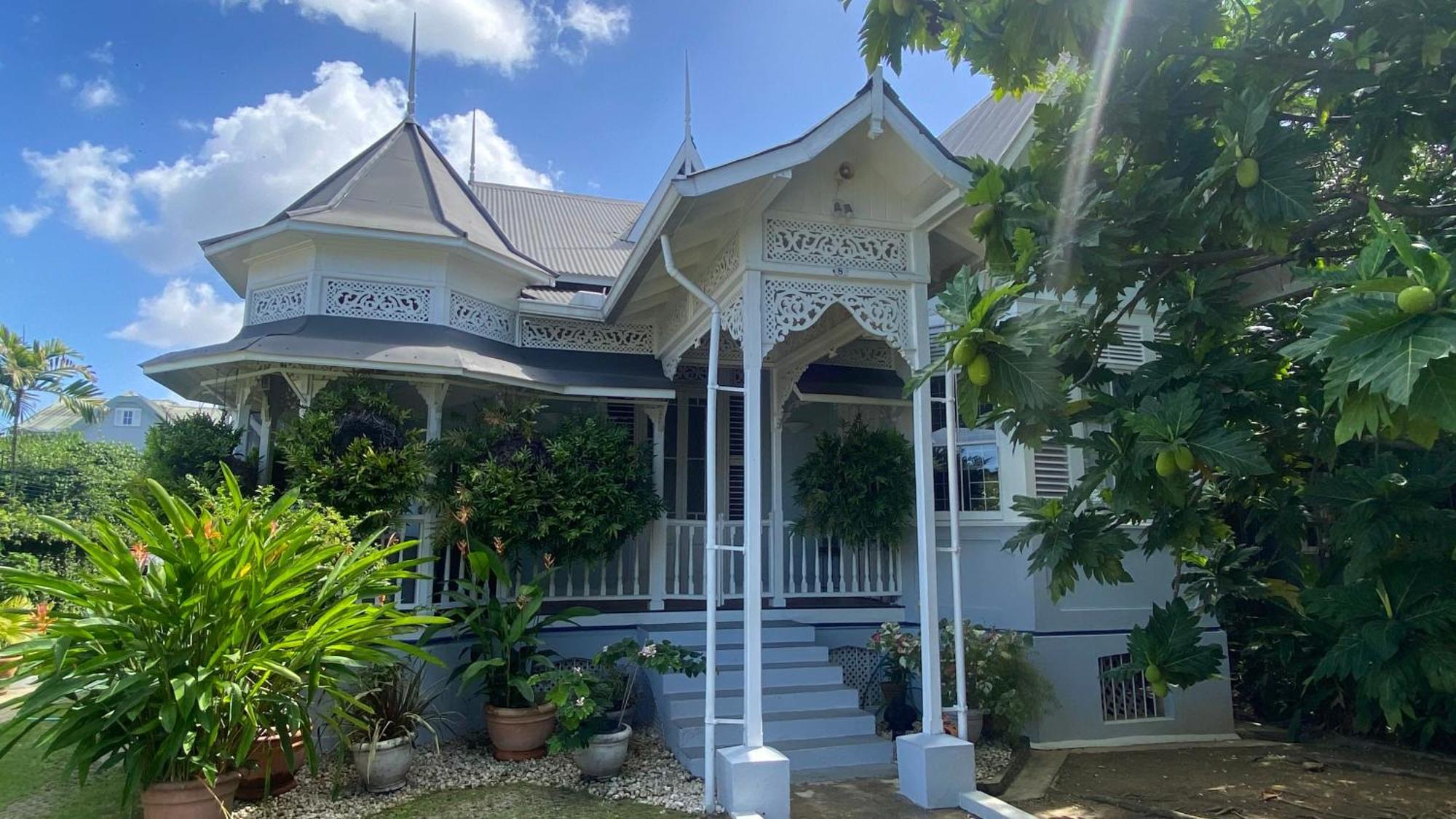 ホテル Trinidad Gingerbread House ポートオブスペイン エクステリア 写真